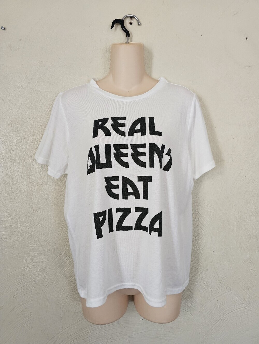 Doe "Real Queens Eat Pizza" Graphic White with Black Print Tshirt Size Womens XL